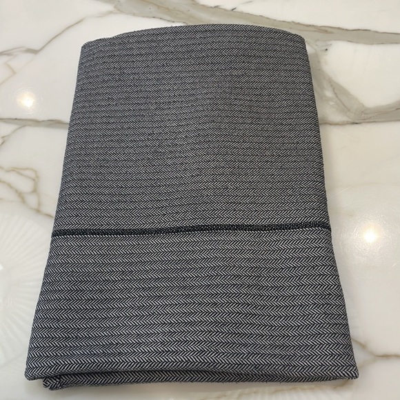 Lululemon Black and White Herringbone Vanessa Snap Scarf—Beautiful! EUC - Picture 4 of 5